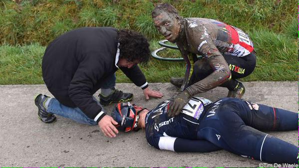 Dwars Door Vlaanderen-2015: Дождь и брусчатка привели к тяжелым падениям гонщиков