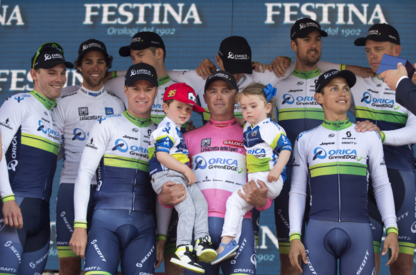 Саймон Герранс надевает розовую майку лидера Джиро д’Италия-2015