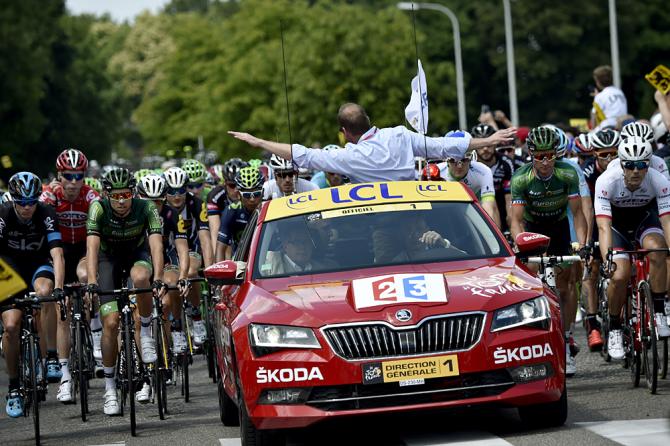 Директор Тур де Франс-2015 Кристиан Прюдомм остановил гонку после падения 40 гонщиков