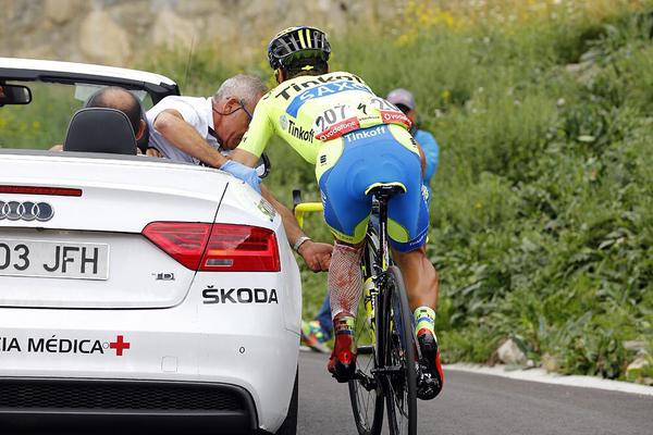 Серджиу Паулиньо (Tinkoff-Saxo) сбит мотоциклом во время 11 этапа Вуэльты Испании-2015