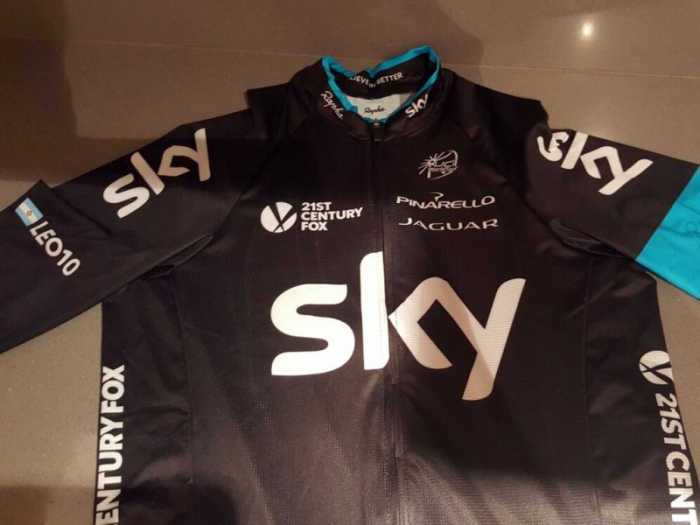 Команда Sky подарила Лионелю Месси велосипед и командную форму