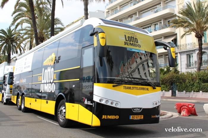 Автобусы и грузовики велосипедных команд на Париж-Ницца-2016