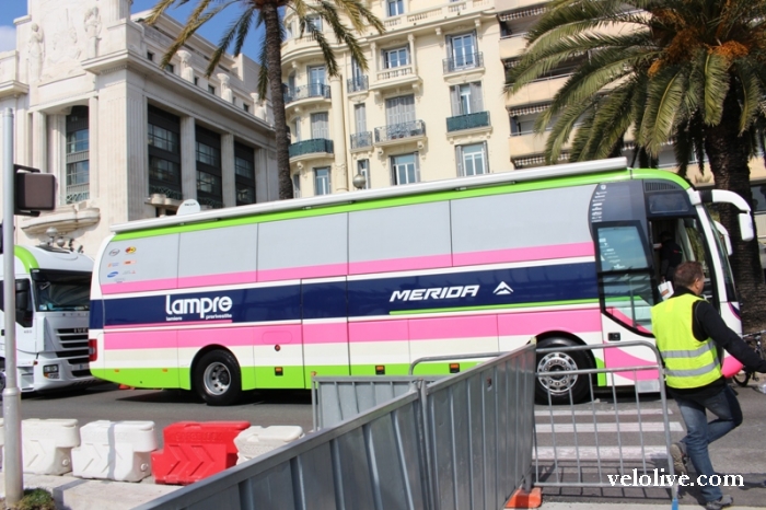 Автобусы и грузовики велосипедных команд на Париж-Ницца-2016