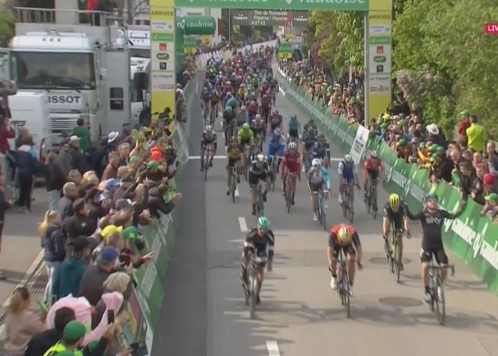 Элиа Вивиани выигрывает спринт на 3-м этапе Тура Романдии-2017