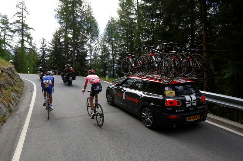 Том Дюмулин удержал майку лидерао 16-м этапе Giro d’Italia-2017 несмотря на проблемы со здоровьем