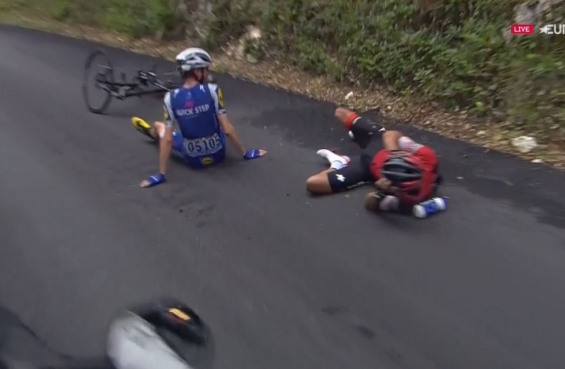 Перелом ключицы и тазовой кости у Ричи Порта после падения на 9-м этапе Тур де Франс-2017