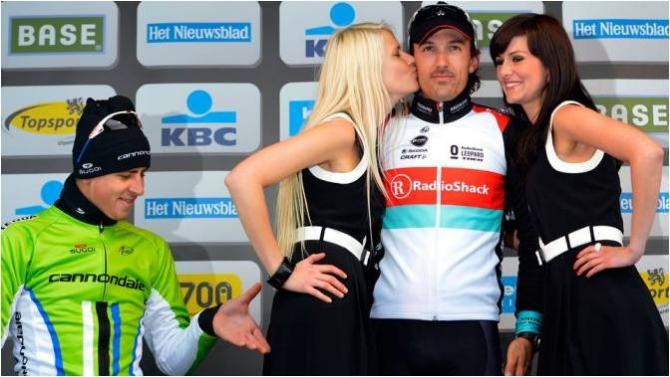 Организаторы Тур де Франс могут отказаться от подиумных девушек на церемониях награждения