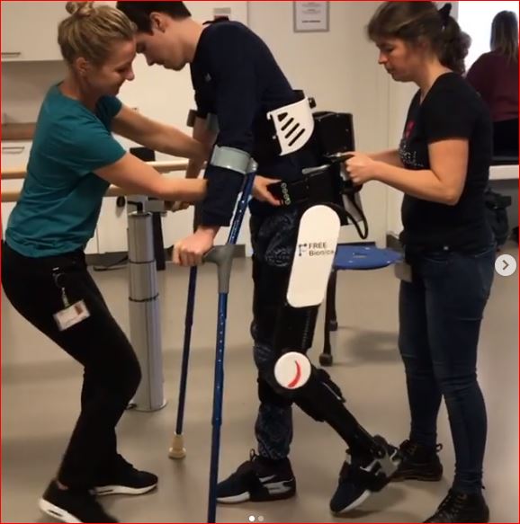 Эдо Маас начал ходить с помощью бионического экзоскелета