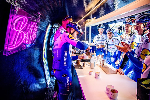 Компания Quick-Step подарила велогонщикам команды мобильный кофе-бар