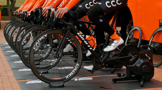 Велогонщики команды CCC выступают против урезания зарплат