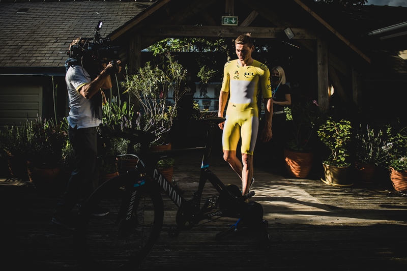 Матье ван дер Пул и Тадей Погачар получили индивидуально изготовленные костюмы для разделки 5 этапа Тур де Франс-2021