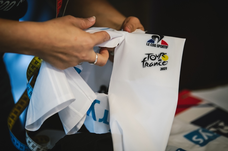 Матье ван дер Пул и Тадей Погачар получили индивидуально изготовленные костюмы для разделки 5 этапа Тур де Франс-2021
