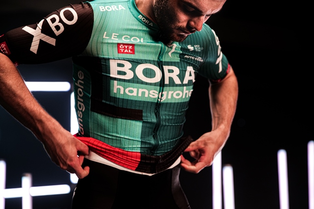 Команда Bora-hansgrohe представила новый дизайн велоформы на 2022 год
