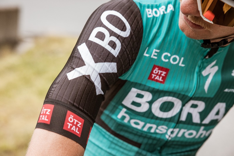 Команда Bora-hansgrohe представила новый дизайн велоформы на 2022 год
