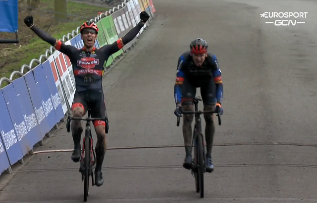 Лауренс Свек опередил Тоона Артса на этапе велокросса серии “X2O Badkamers Trofee” в Хамме