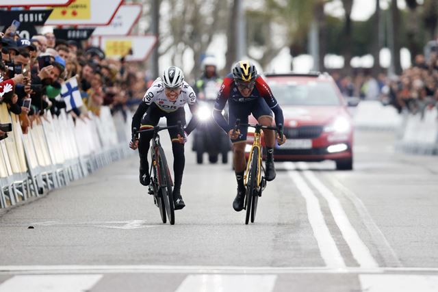 Успешный отрыв Ричарда Карапаса и Серхио Игиты на 6-м этапе Вуэльты Каталонии-2022