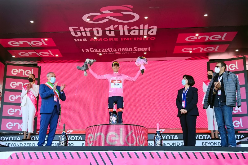 Хуан Педро Лопес в розовой майке лидера Джиро д'Италия-2022 после 4 этапа