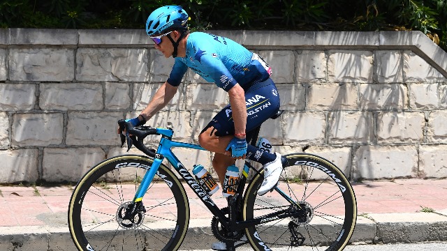 Мигель Анхель Лопес покидает Джиро д’Италия-2022 из-за травмы