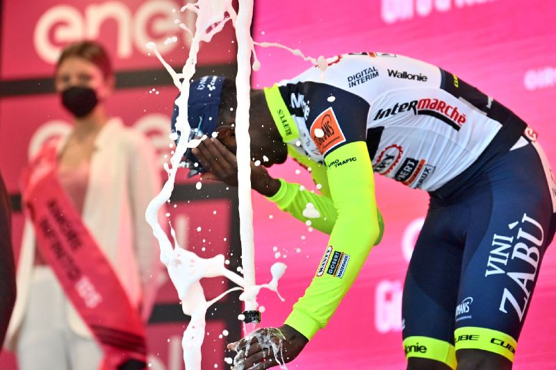 Биньям Гирмай повредил глаз после инцидента во время награждения на Джиро д’Италия-2022