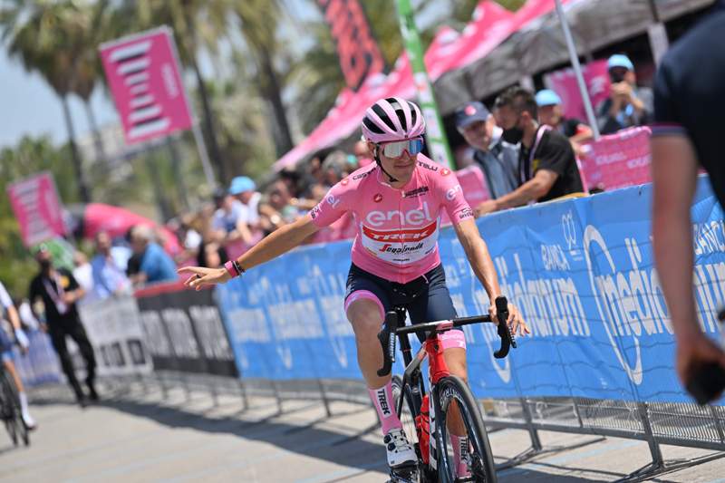 Ричард Карапас в розовой майке лидера после 14 этапа Джиро д’Италия-2022