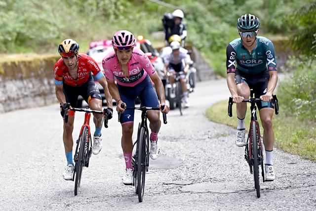 Джей Хиндли отыграл 4 секунды в общем зачёте у Ричарда Карапаса на 16-м этапе Джиро д’Италия-2022