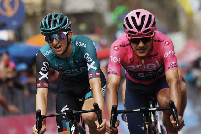 Джей Хиндли отыграл 4 секунды в общем зачёте у Ричарда Карапаса на 16-м этапе Джиро д’Италия-2022
