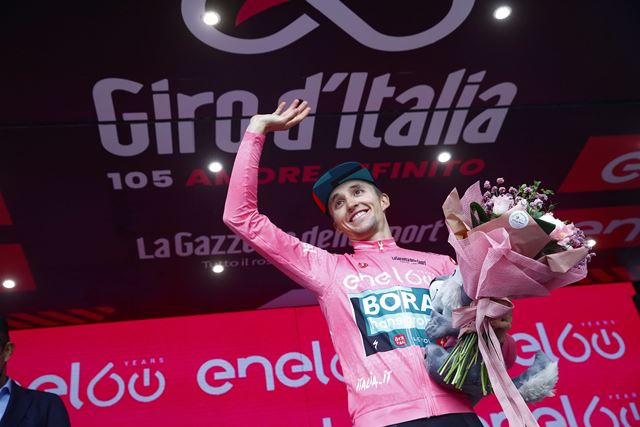 Джей Хиндли в розовой майке лидера Джиро д’Италия-2022 после 20 этапа
