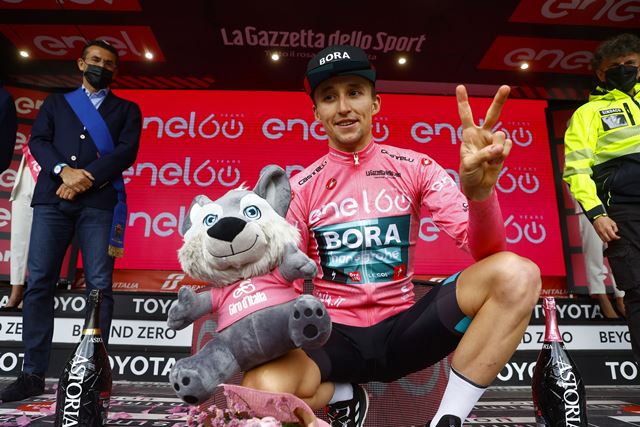 Джей Хиндли в розовой майке лидера Джиро д’Италия-2022 после 20 этапа