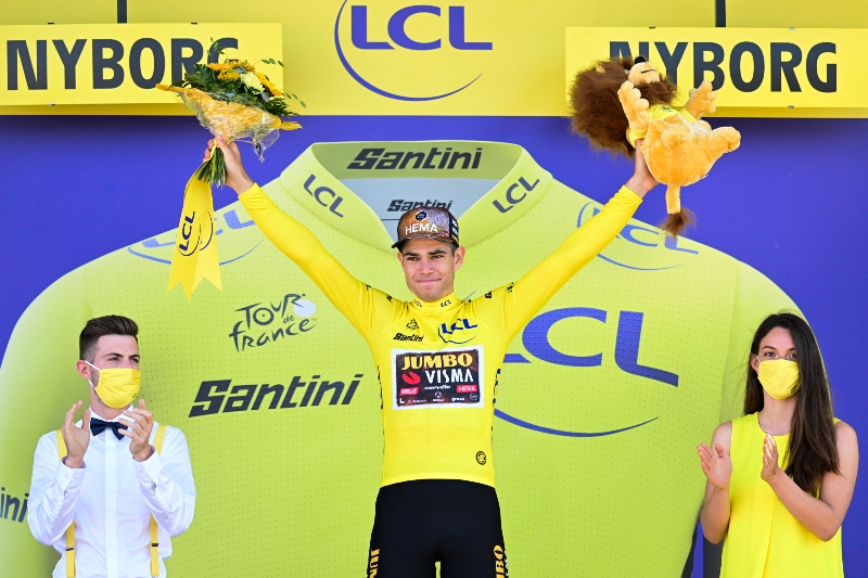Ваут ван Арт в жёлтой майке лидера после 2 этапа Тур де Франс-2022