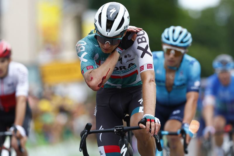 Александр Власов минимизировал потери после задержки из-за завала на 6-м этапе Тур де Франс-2022