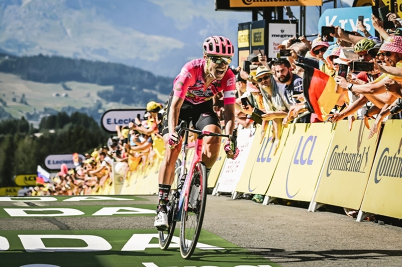 10-й этап, открывший вторую неделю Тур де Франс-2022, завершился спринтом из отрыва. Победу одержал 29-летний датский велогонщик команды EF Education EasyPost Магнус Корт, опередивший на считанные сантиметры дебютанта Тур де Франс, 27-летнего австралийского гонщика команды BikeExchange-Jayco Ника Шульца.