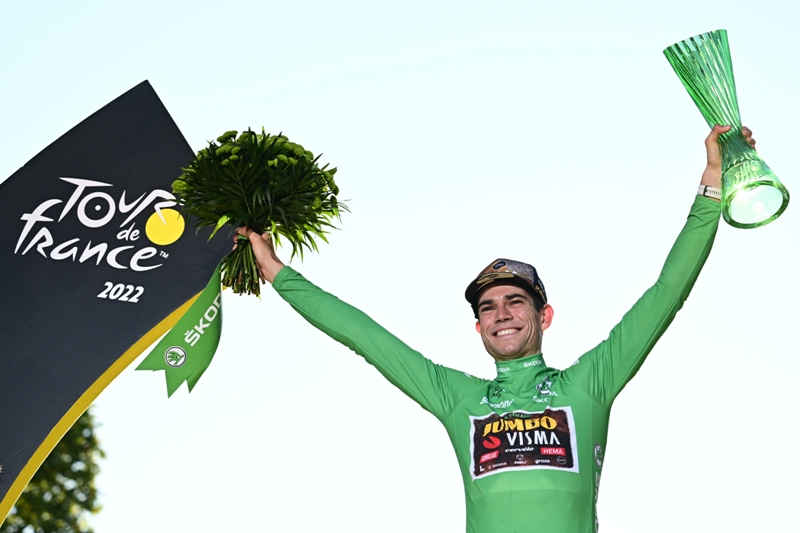 Ваут ван Арт в зелёной майке и с красным номером по итогам Тур де Франс-2022