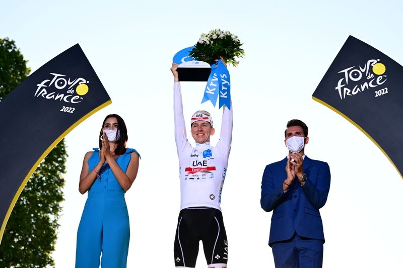 Тадей Погачар - призёр и лучший молодой гонщик Тур де Франс-2022