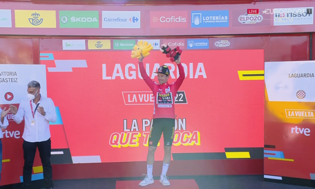 Примож Роглич в красной майке лидера после победы на 4-м этапе Вуэльты Испании-2022
