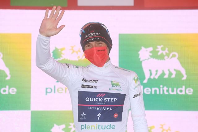 Ремко Эвенепул в красной майке лидера после 6-го этапа Вуэльты Испании-2022