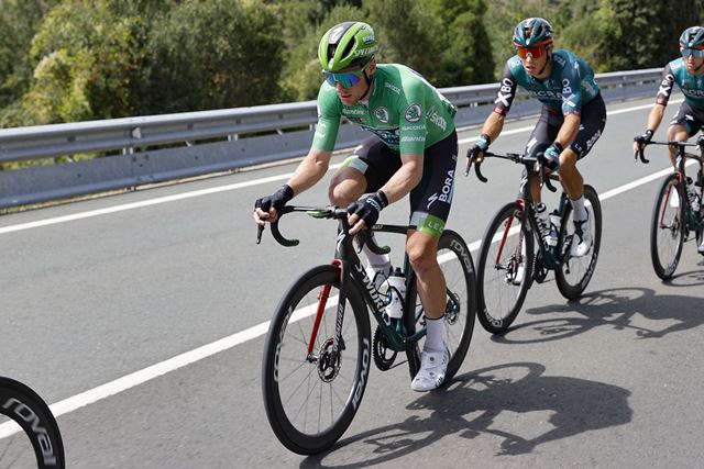 Сэм Беннетт выиграл спринт из пелотона и защитил зелёную майку на 7-м этапе Вуэльты Испании-2022