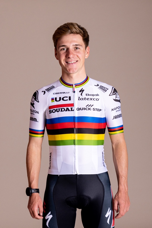 Команда Soudal Quick-Step представила велоформу и майку чемпиона мира Ремко Эвенепула на 2023 год
