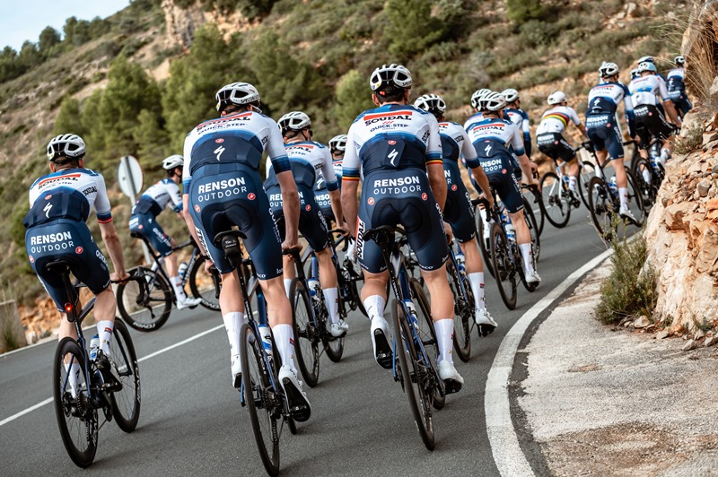 Команда Soudal Quick-Step представила велоформу и майку чемпиона мира Ремко Эвенепула на 2023 год