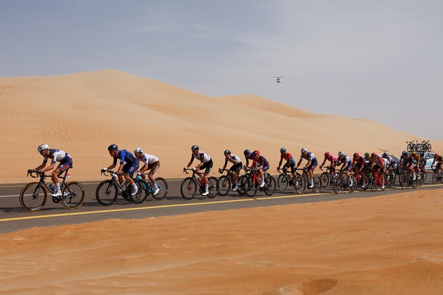 Фотофиниш определил победителя 1 этапа UAE Tour-2023