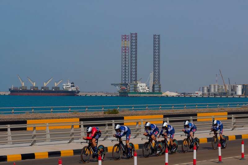 Победа Soudal Quick-Step в командной гонке на время на 2-м этапе Тура ОАЭ-2023