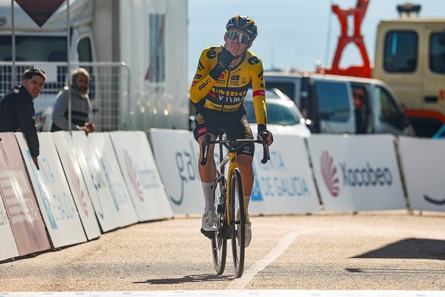 Первая победа Йонаса Вингегора в сезоне на 2-м этапе “O Gran Camino”-2023