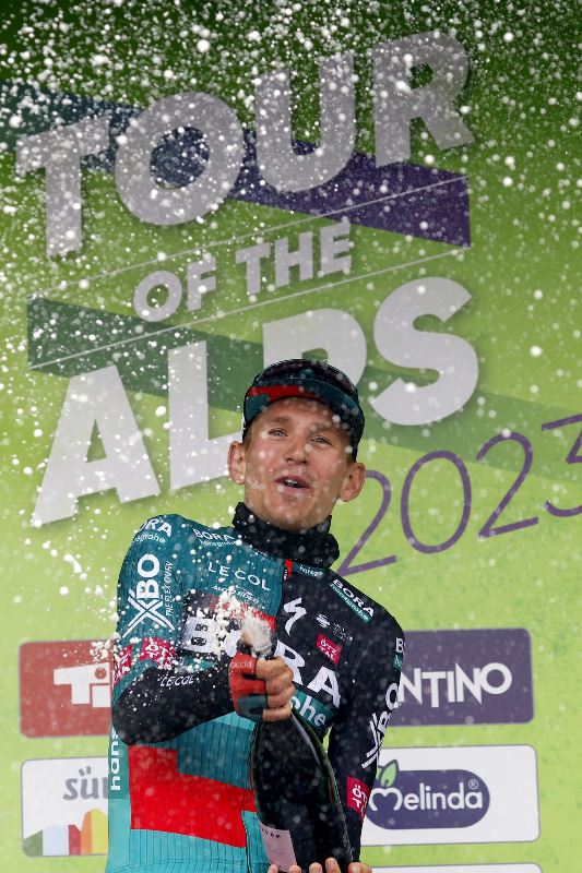 Леннард Кемна — победитель королевского горного 3 этапа Тура Альп-2023