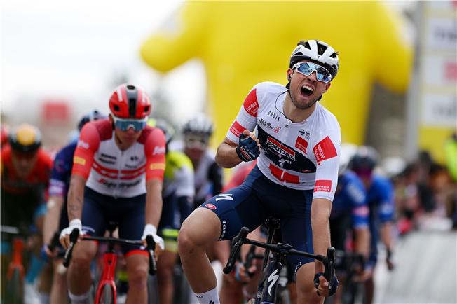 Итан Вернон — победитель 1 этапа Тура Романдии-2023