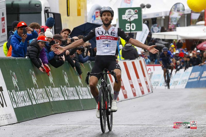 Адам Йейтс надел майку лидера Тура Романдии-2023 после победы на королевском горном 4-м этапе