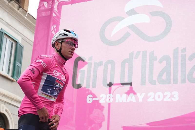 Ремко Эвенепул отдал розовую майку лидера на первом горном этапе Джиро д’Италия-2023
