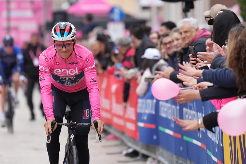 Ремко Эвенепул отдал розовую майку лидера на первом горном этапе Джиро д’Италия-2023