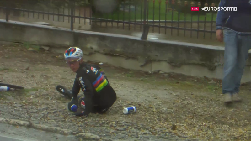 Собака спровоцировала падение Ремко Эвенепула в начале 4 этапа Джиро д’Италия-2023