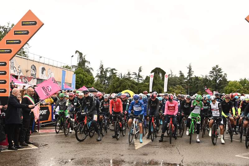 Сходы перед стартом и во время 10-го этапа Джиро д'Италия-2023