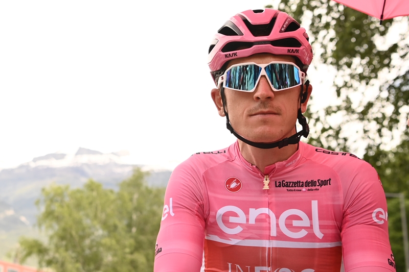 Команда INEOS Grenadiers отдала розовую майку Бруно Армиралю на 14-м этапе Джиро д’Италия-2023