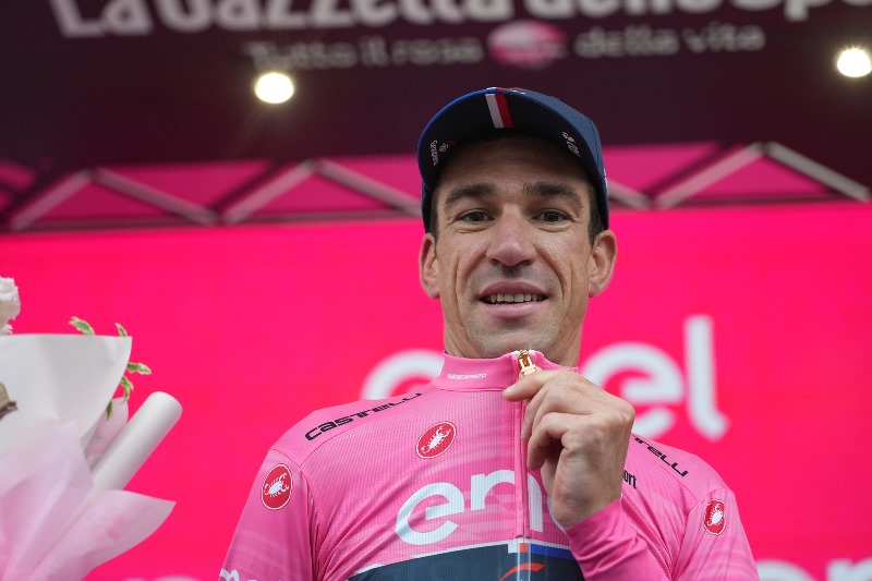 Команда INEOS Grenadiers отдала розовую майку Бруно Армиралю на 14-м этапе Джиро д’Италия-2023